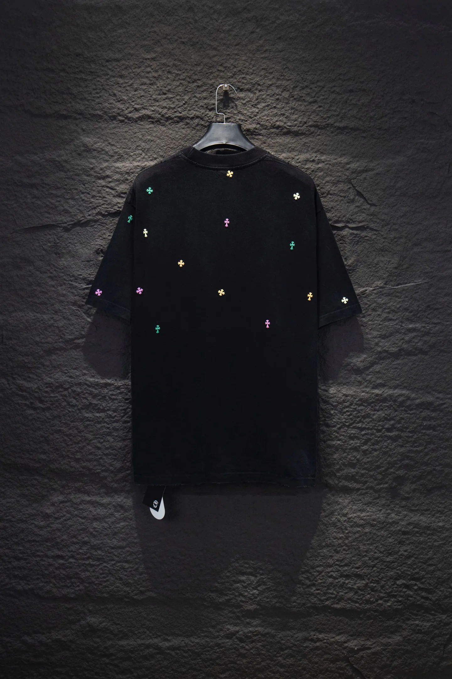 P180 🆕Chrome Hearts os version is really charming and Chrome Hearts is really a must-have. Each season's new version is made to the extreme. It is very practical and can be worn casually. Nice✔️ - ⚠️100% cotton. It is made of 32-count double yarn, 260-gram weight fabric and imported knitted carded cotton. It has moderate thickness, drape and contour, and the upper body is comfortable! ! It is very tolerant to fat body types and can instantly lose five pounds after wearing it!  Front panel #Back panel Neckline Bronzing elements# Imported hardware heavy craftsmanship and imported accessories. The body is washed, worn, sandblasted and frayed, and handmade elements are added to greatly increase the interest of the clothing; unique visual effects. The special fraying effect creates a unique distressed effect. The addition of handmade elements to the body greatly increases the interest of the clothing; it has a unique visual effect. After special fraying effect treatment, a unique distressed effect is formed. An irregular hem is added to the version. This year, Crow Heart is focusing on the version. In the past two years, the oversize version has become the focus of the trend. It has also been a popular staple in the past two years. The change of designers has made this brand an instant hit. The progressive fashion of the times also needs the blood impact of fresh elements and trendy designs in order to continue its glory! It’s stylish both inside and outside, a must-have for high street travel! An absolute "eye-catching style" that can match couples 💏 Color: washed black, sandblasted white Size: S M L XL